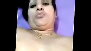 kerala aunty saree stripping bathing 1