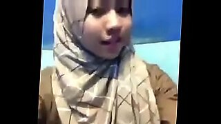 awek mandi sambil main video