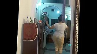 kerala aunty saree stripping bathing 1