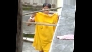 desi indian women pissing around railway track